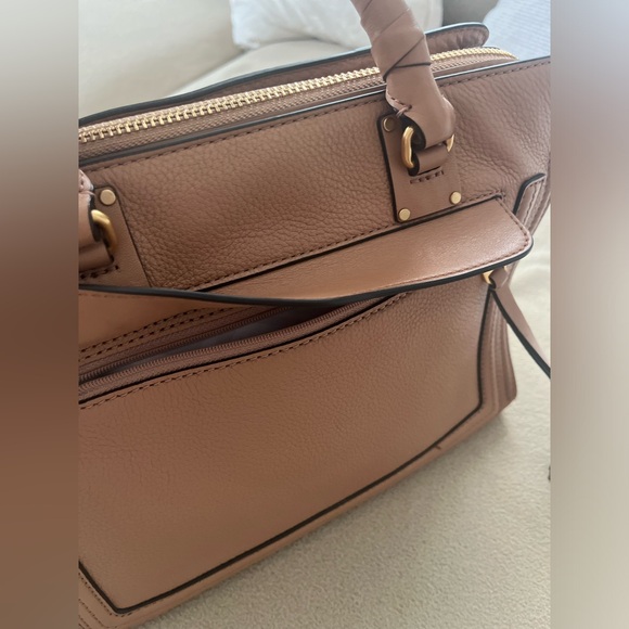 Classy, sturdy and spacious bag! - Picture 2 of 10